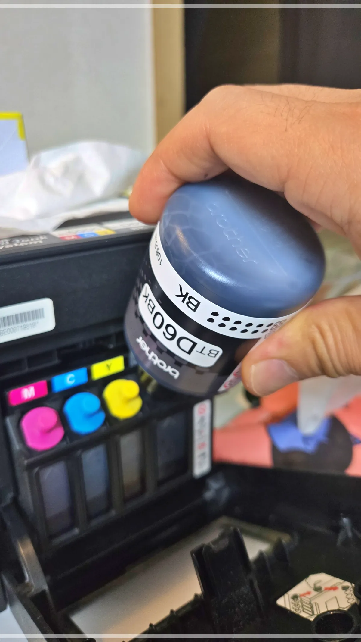 브라더-무한잉크-복합기-프린터-잉크리필-하는-모습