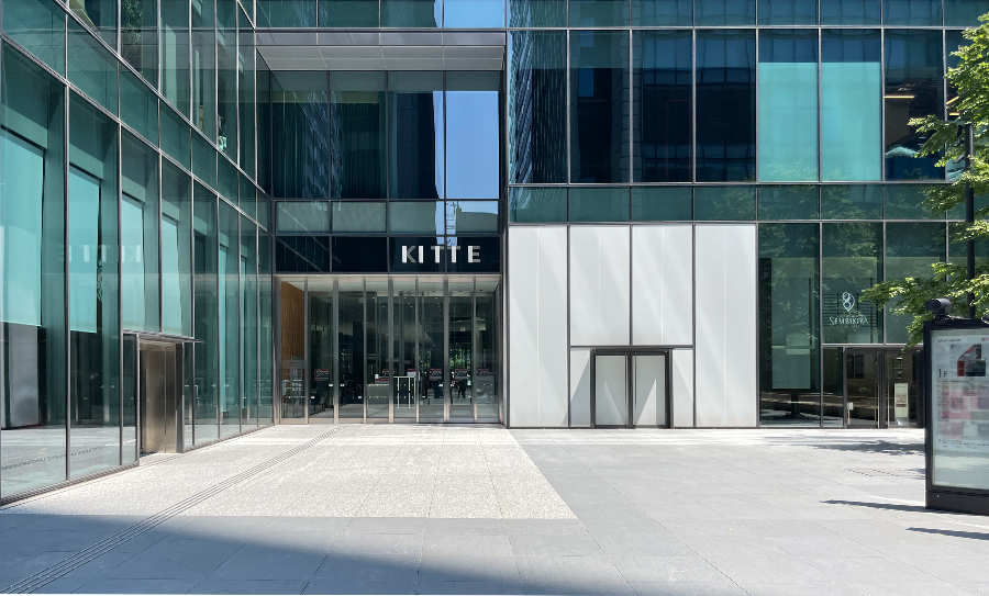 도쿄역 킷테 마루노우치 타워(구.도쿄 중앙 우체국) 반대쪽 출입구