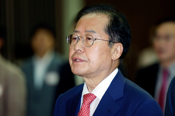 홍준표 대구시장이 지난달 29일 서울 영등포구 공군호텔에서 열린 새미준 정기세미나 초청강연 전 애국가 제창을 하고 있다. [사진=뉴시스]