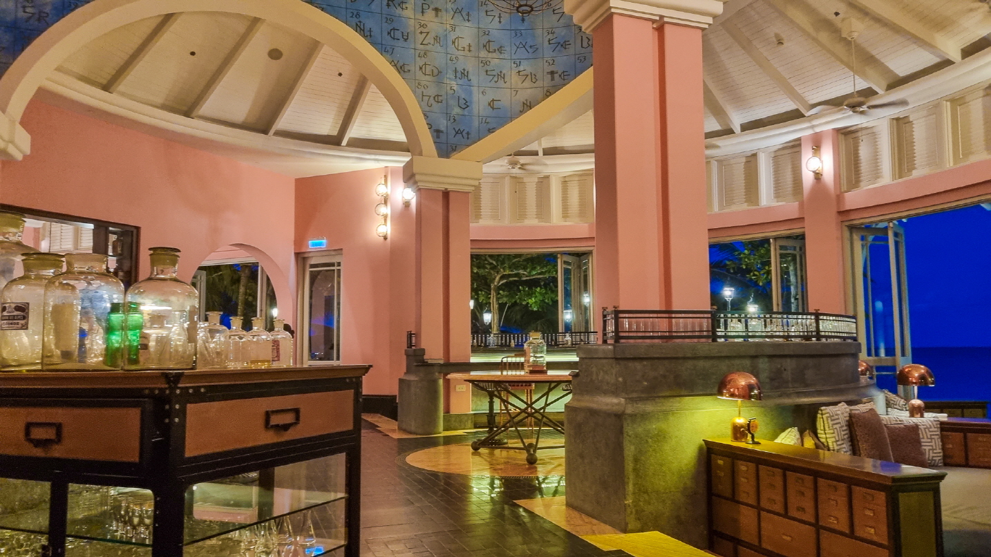 푸꾸옥 켐비치 JW 메리어트 리조트 내 화학학과 컨셉의 디오씨 바의 내부 전경