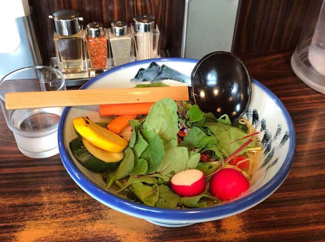 도쿄 아후리 라멘에서 판매하는 비건 라멘의 모습입니다.