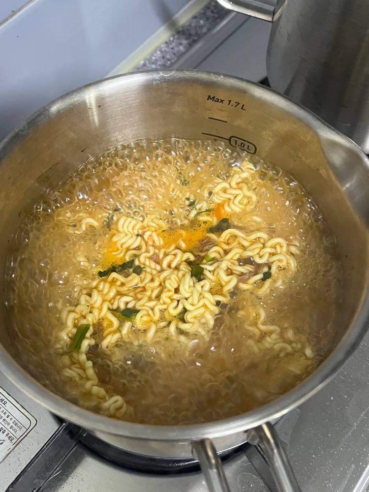 라면 끓이는 사진