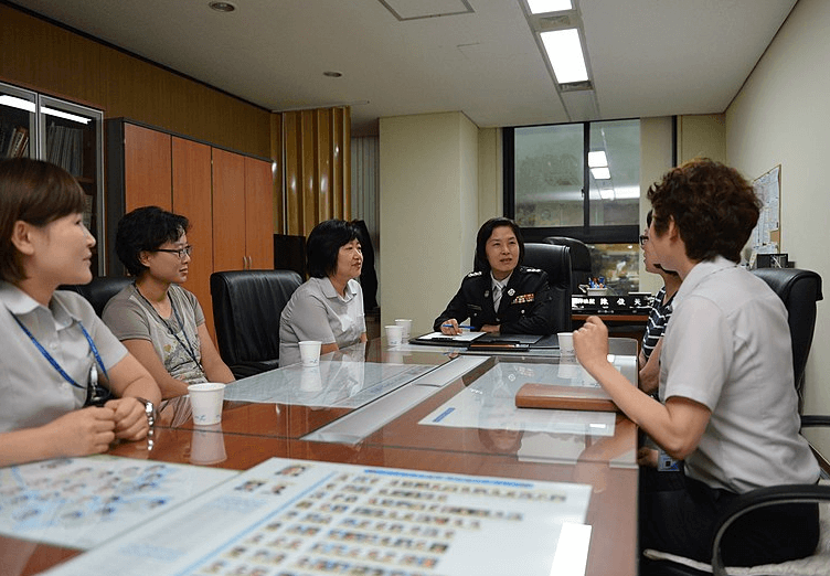 서울소방재난본부에서 감사팀장과 여성 소방공무원들이 회의하는 모습