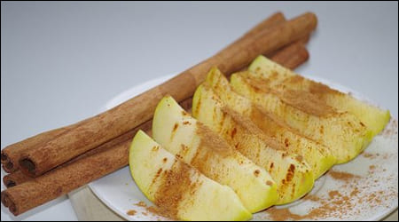 사과 위에 뿌린 계피가루