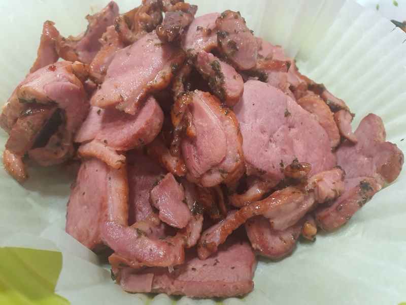 접시에-담긴-훈제오리고기