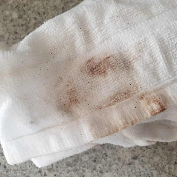 에스프레소 추출 루틴: 맛있는 에스프레소를 추출하기 위해 필요한 것들_스크린에 붙은 커피 가루