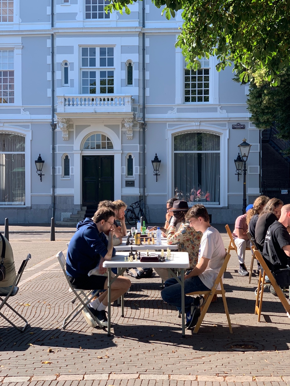 네덜란드 대로변의 체스 두는 사람들. 호기심으로 바라보기 전에 가방은 안전하게 메고 있는 것이 좋다.