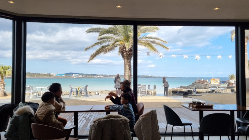 카페의 통창으로 보이는 오션뷰 사진