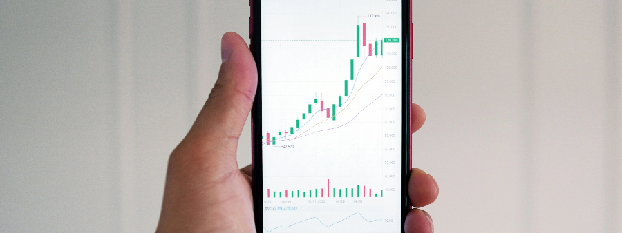 스마트폰 주식 앱 화면에 주식 차트가 표시된 모습