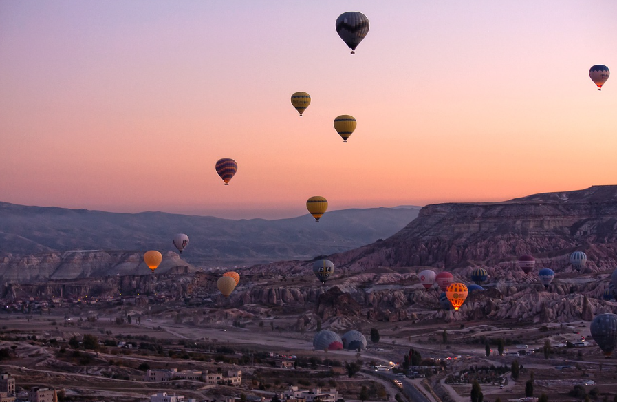 열기구가 떠다니는 사진