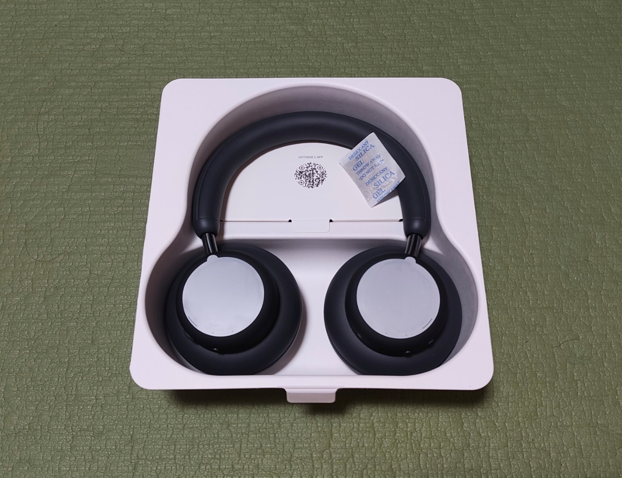 박스를 열면 헤드폰이 쏙!
흰색 플라스틱 트레이에 헤드폰 본체가 안전하게 담겨있습니다.