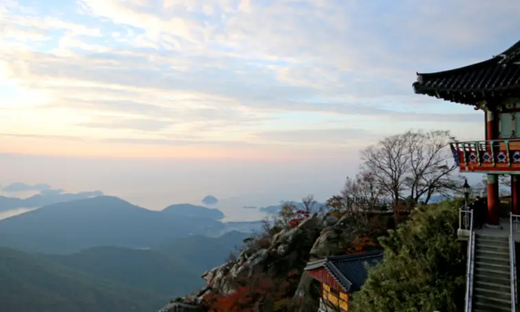 아침 붉게 물든 하늘을 배경으로 우뚝 서있는 보리암