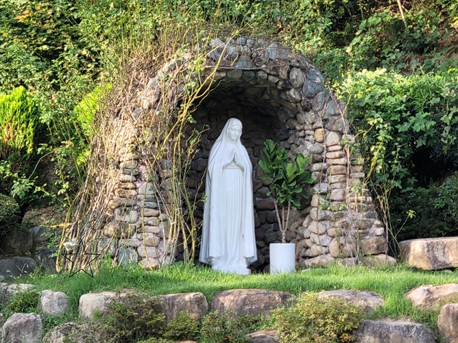 언양성당 성모동산 성모상 사진입니다.