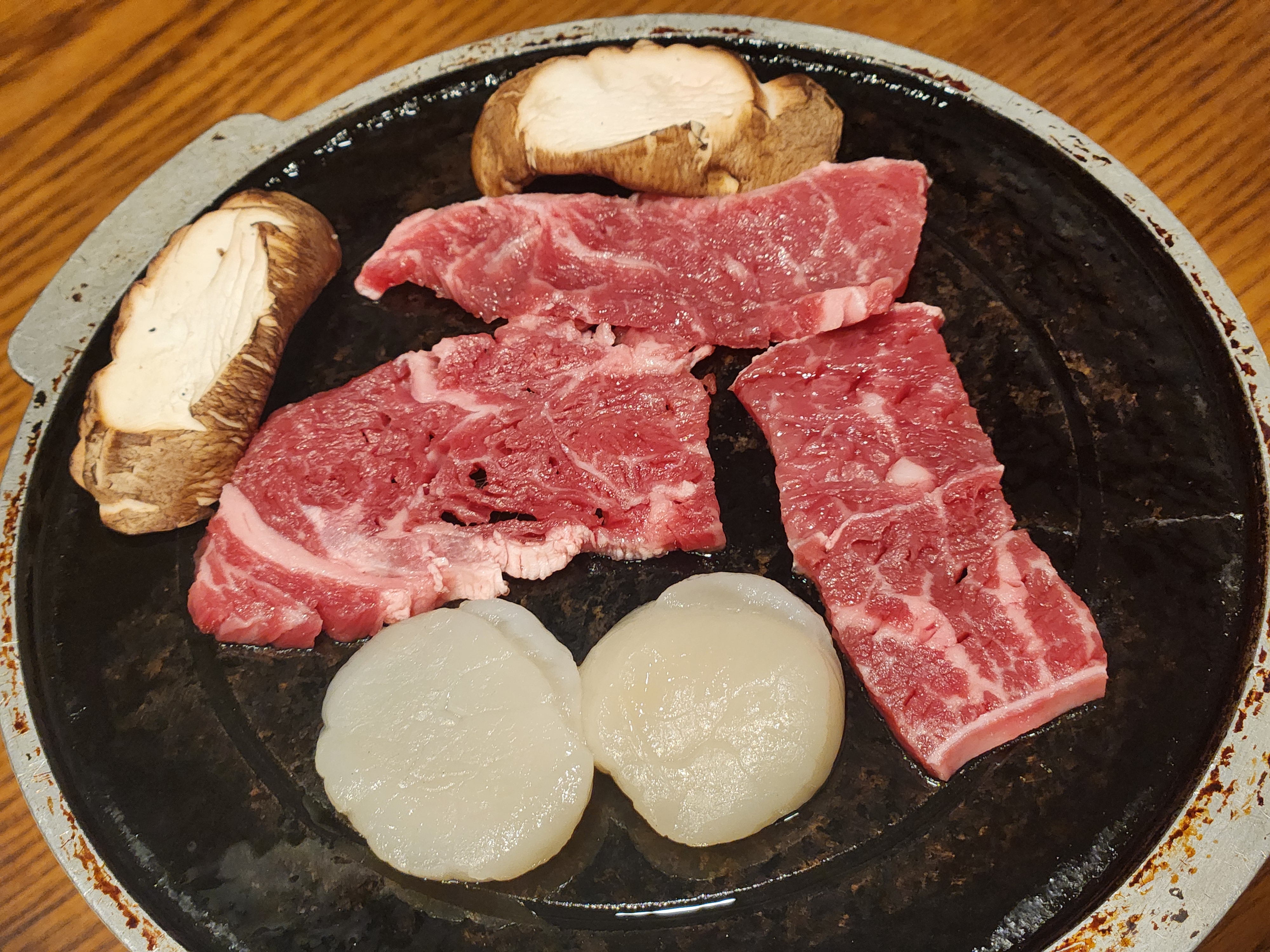 매일식 점심 코스, 돌판 위에 올려진 소고기와 관자, 버섯 삼합