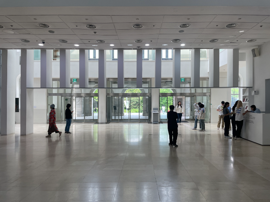 서울 시립미술관 1층 출입구