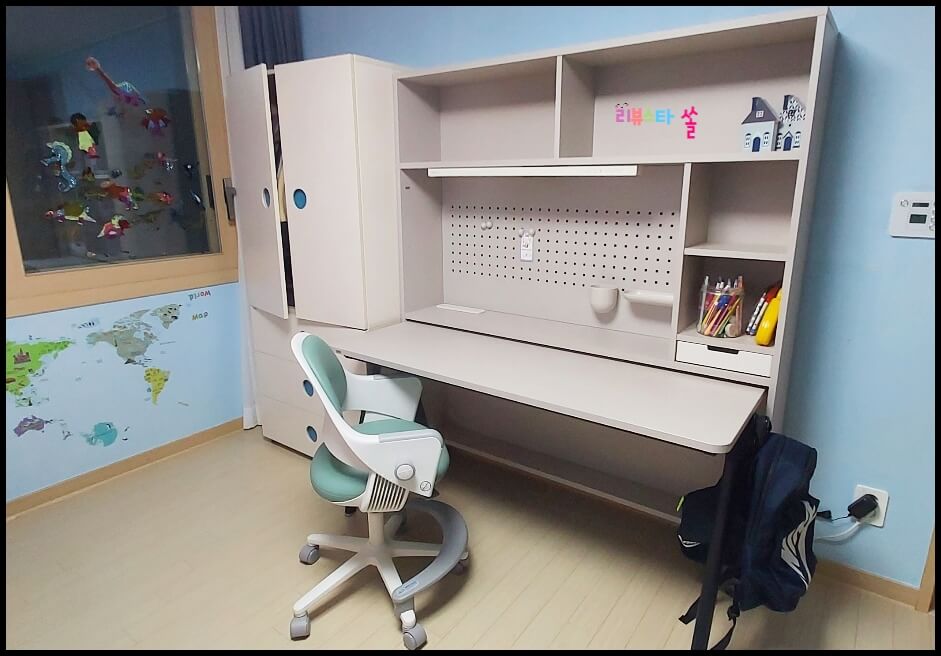 alt = &quot;책상과 옷장이 놓여진 아이방 사진&quot;