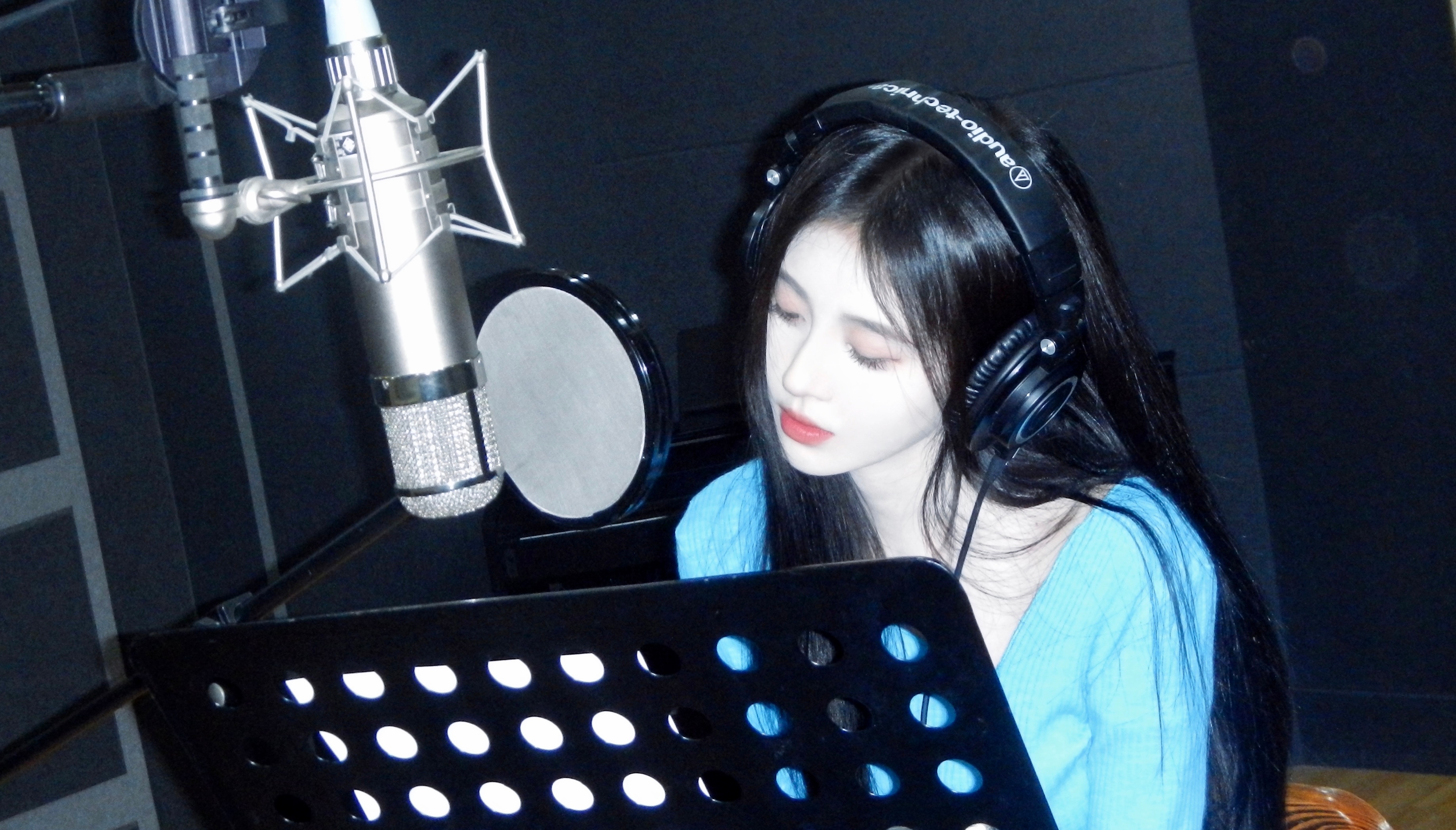 긴 머리를 치렁치렁 늘어놓고서 노래하는 쥐징이