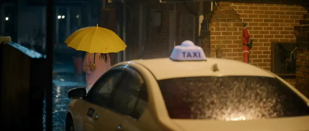 6화에서-솔이네-동네-앞-솔이와-마주하는-김영수의-택시
