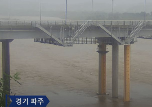 비오는 날 실시간 도로 cctv에 찍힌 장면