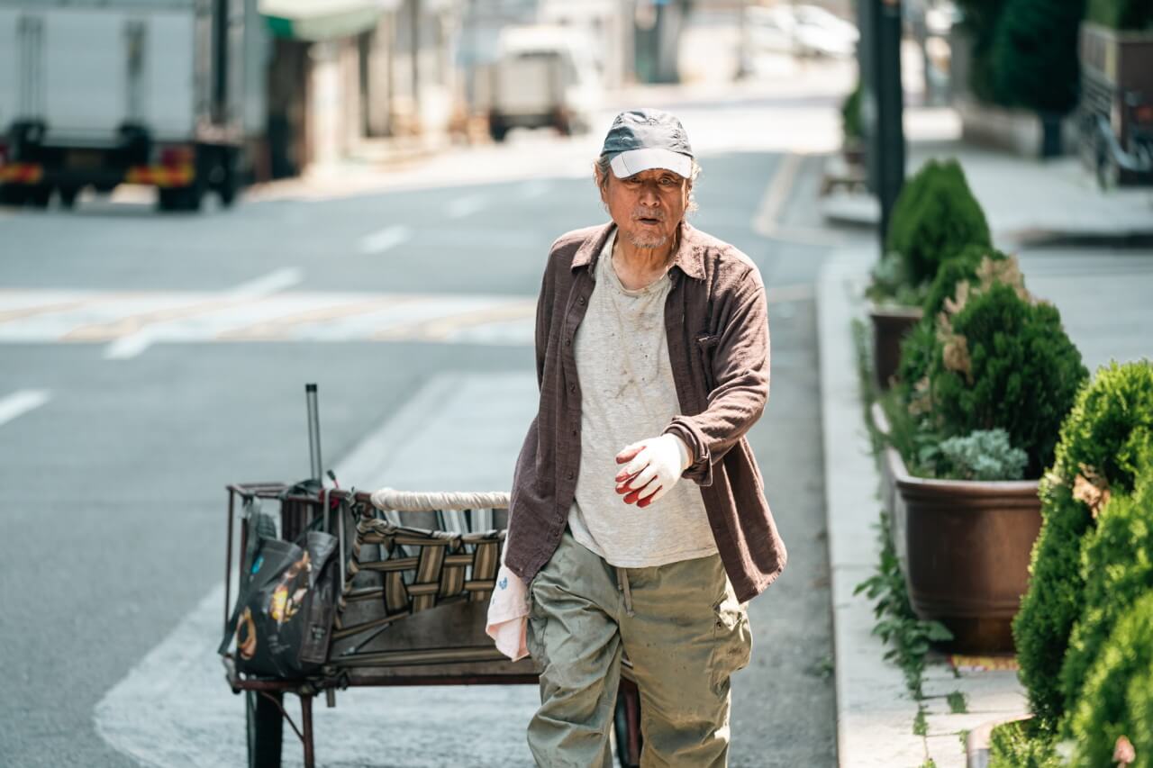 리어카를 끌고 걸어가는 노인 준형