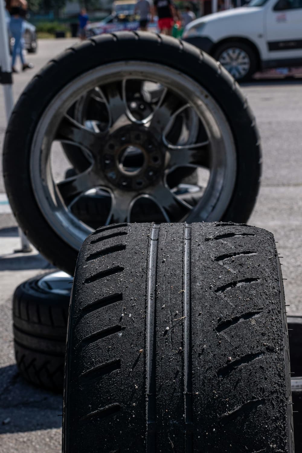 타이어 공기압 점검하는 운전자