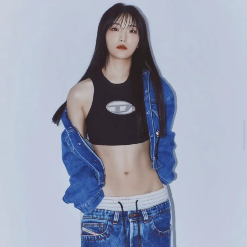 흰색을 배경으로 배를 노출해 선명한 복근이 보이는 유튜버 히밥 썸네일