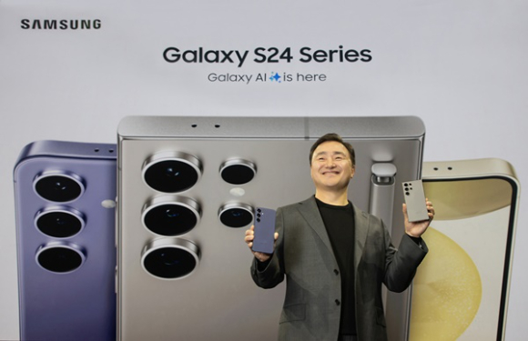 노태문 삼성전자 모바일경험(MX)사업부 사장이 지난 17일(현지시간) 미국 새너제이에 위치한 SAP센터에서 개최된 '갤럭시 언팩 2024' 행사에서 플래그십 스마트폰 신제품 '갤럭시 S24 시리즈'를 공개하고 있는 모습. [사진=삼성전자]
