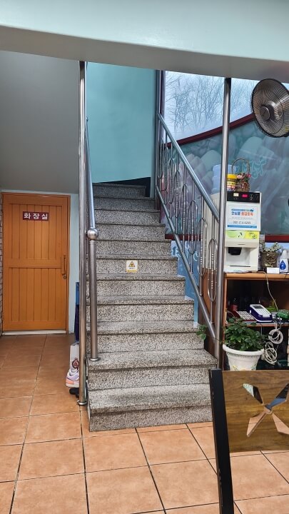 최대포-청정-제주도-삼겹살-내부-계단