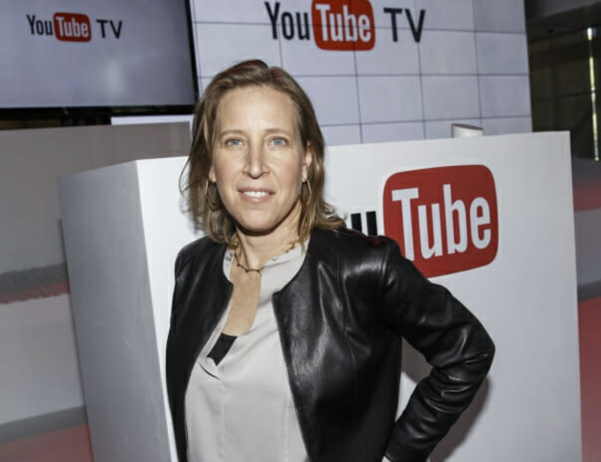 유튜브-TV-배경으로-포즈-취하는-수잔-보이스키