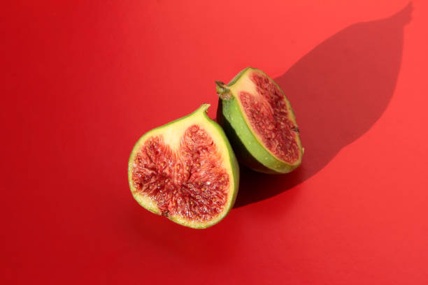 붉은 배경에 있는 무화과 사진