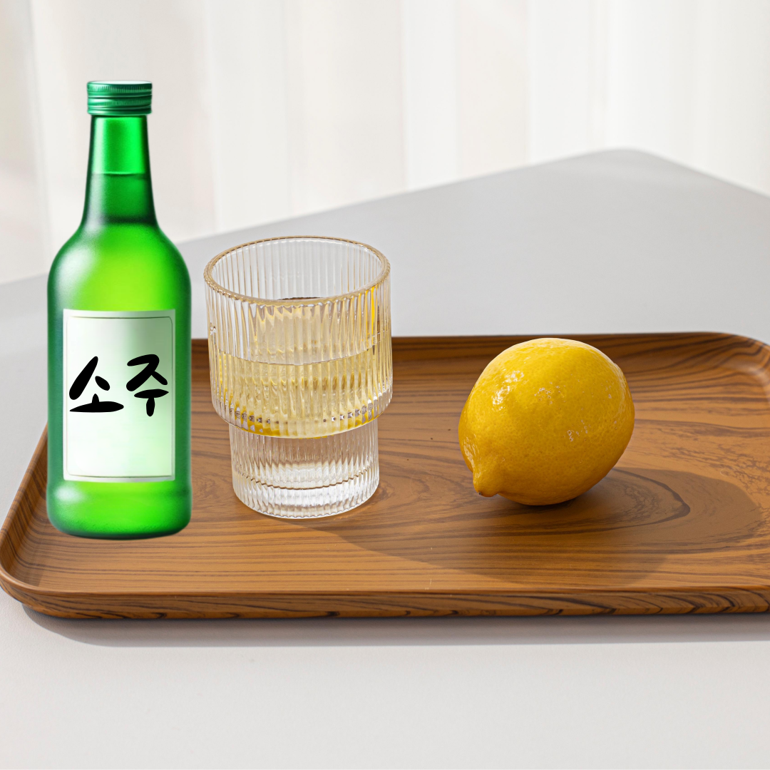 기름때 제거를 위한 천연 세정제 준비물, 소주와 레몬을 함께 준비한 장면