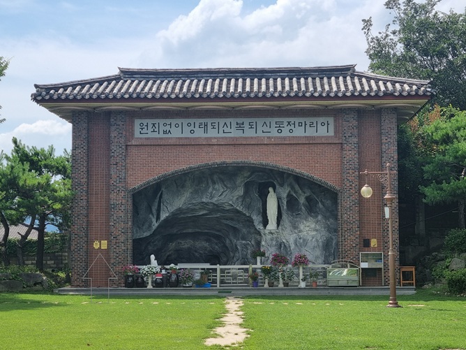 충주 교현동성당 성모당