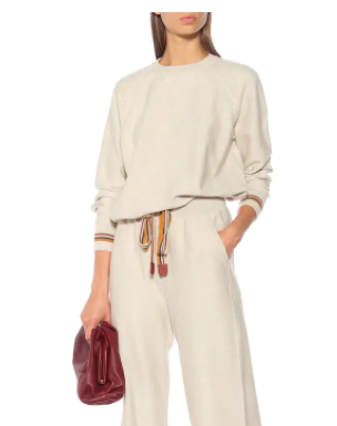 로로피아나 모델이 캐시미어 스웨터 팬츠를 입고 있음