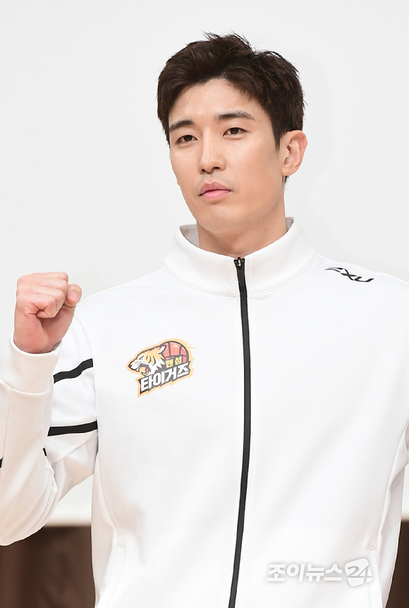 SBS 예능프로그램 '진짜 농구, 핸섬타이거즈' 제작발표회에서 강경준이 포즈를 취하고 있다. [사진=정소희기자]
