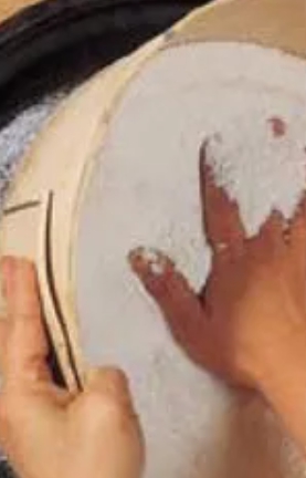 한국의 떡 종류 닭알떡-소금 간 한 찹쌀가루 체에 내리기