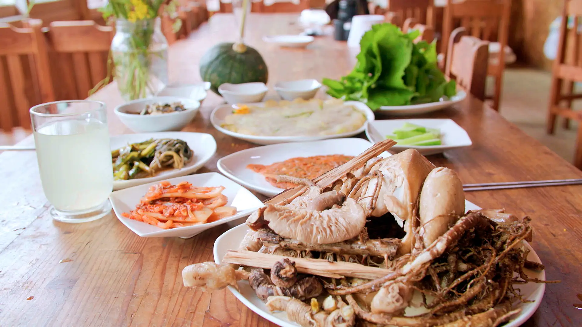 천연 그대로의 신선한 재료들을 수확하는 농장 산나물 채취, 농장체험, 토종 닭 백숙 한 상 강원 화천 맛집