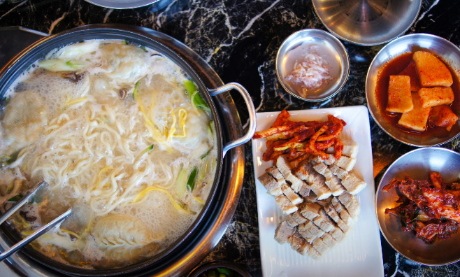 생방송 오늘N 인천 중구 한우사골 칼국수와 무한리필보쌈