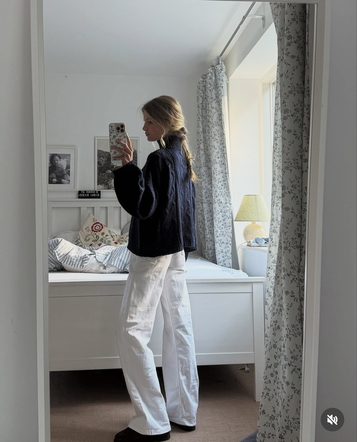 부드러운 햇살 속, 햇살을 닮은 네이비 니트와 화이트 와이드 팬츠 – 실루엣, 소재, 그리고 감성의 완성 관련 사진