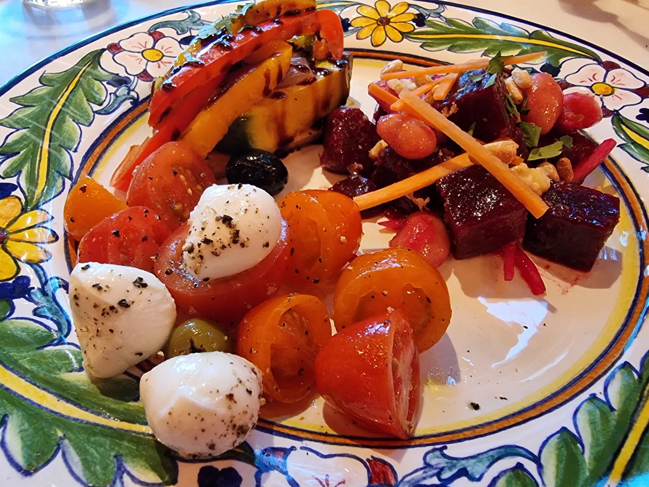 접시-다양한-채소-샐러드