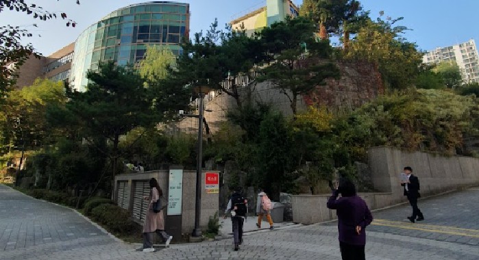 북성 초등학교 후문 (푸르지오 신촌 단지내 계단)