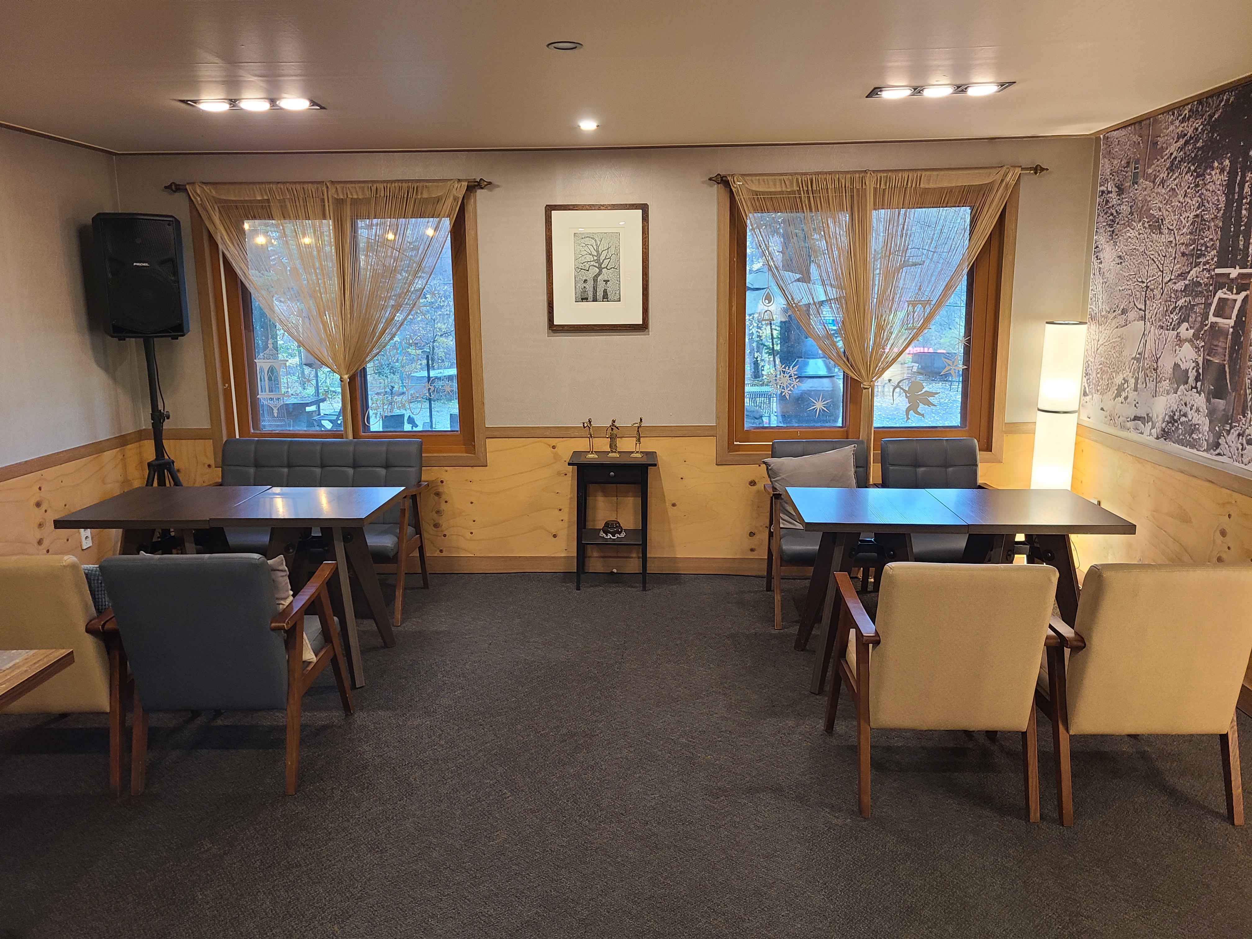 카페 아우로라 내부 테이블