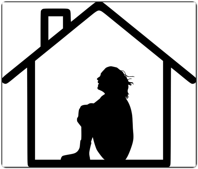 집에 혼자 있는 여자 그림자