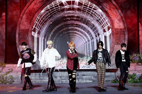 그룹 투모로우바이투게더가 12일 서울 동대문구 경희대학교 서울캠퍼스 평화의전당에서 열린 정규 3집 &amp;#39;이름의 장: FREEFALL&amp;#39; 발매 기념 쇼케이스에서 포즈를 취하고 있다. [사진=빅히트뮤직]