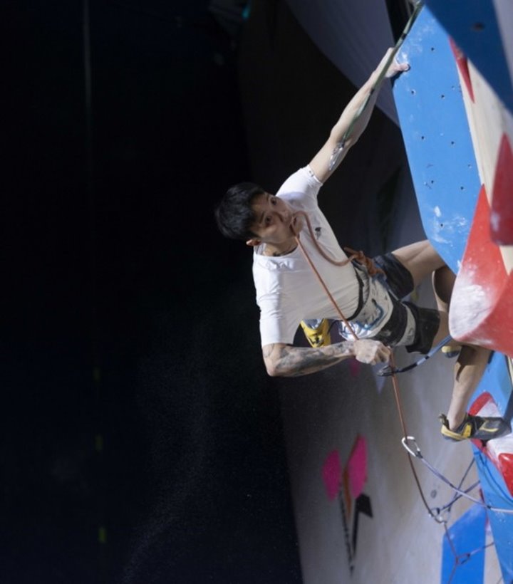 천종원 선수가 리드 클라이밍을 하는 사진
