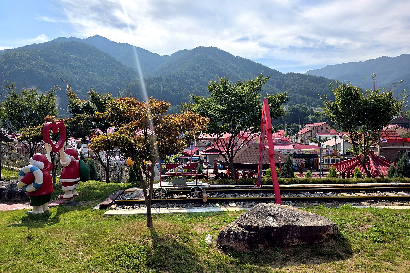 분천 산타마을 레일바이크 선로와 뒤편 산줄기