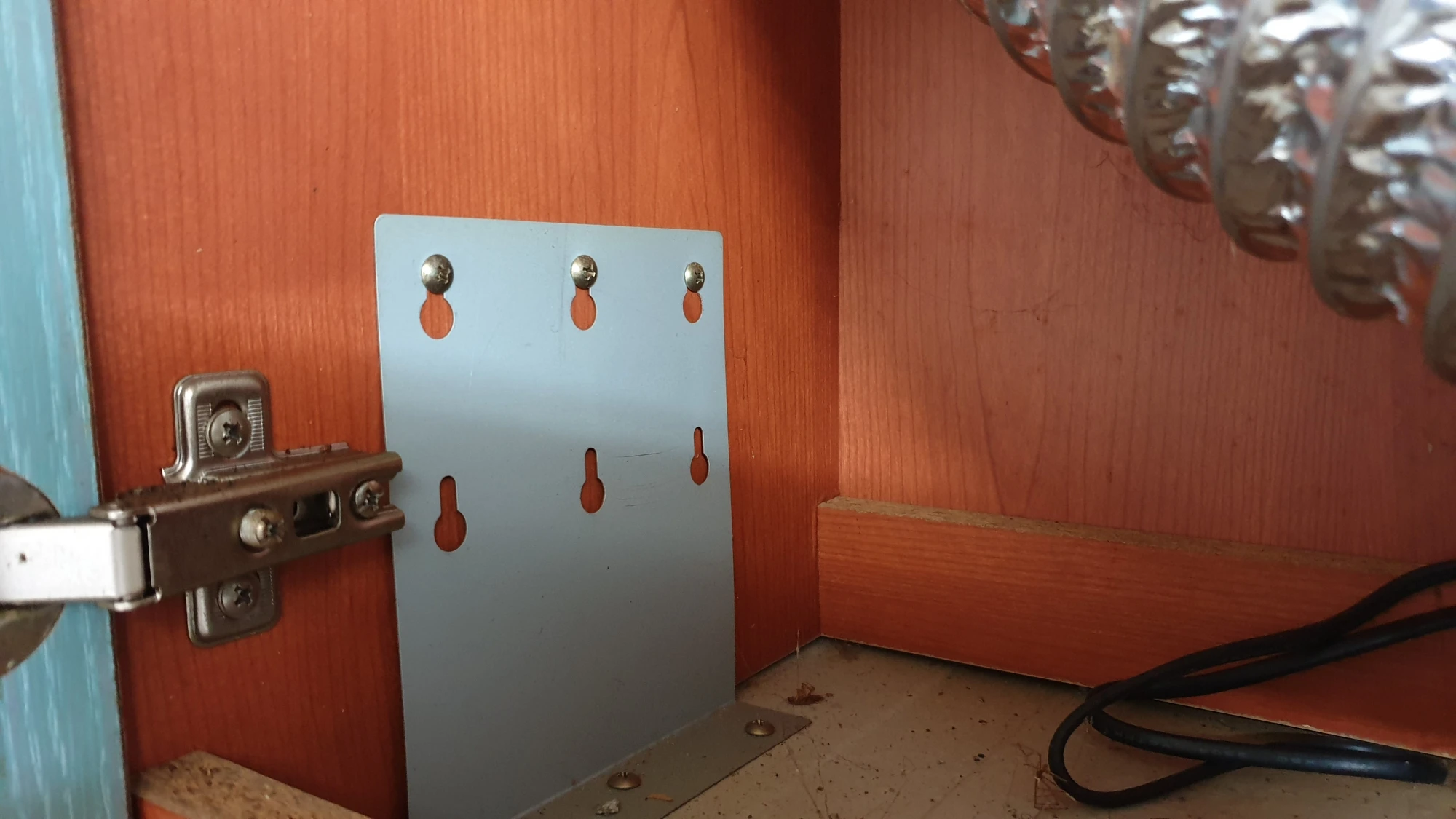 후드 환풍기 고정 볼트 위치