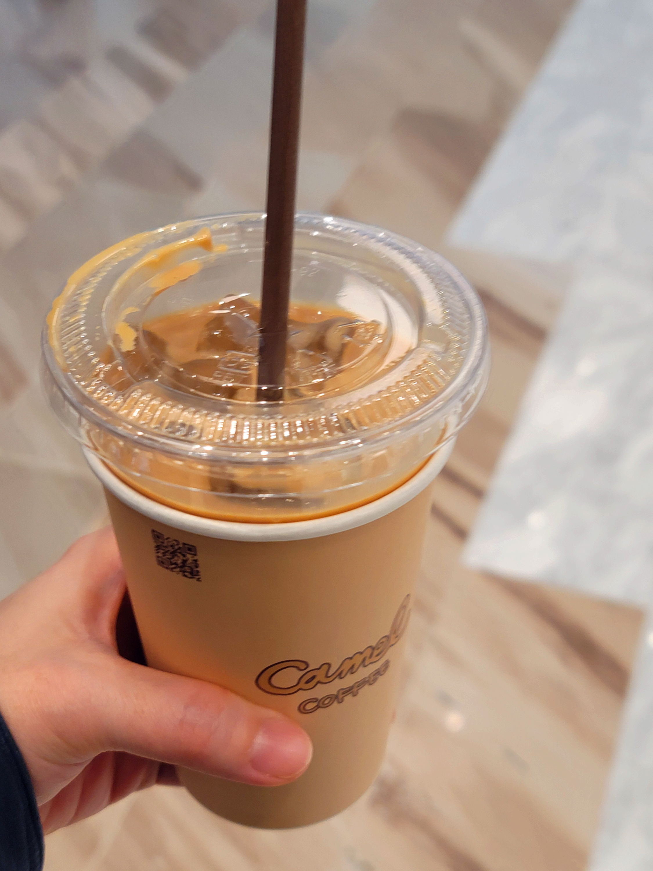 카멜 커피 더현대서울점 아이스라떼 확대샷