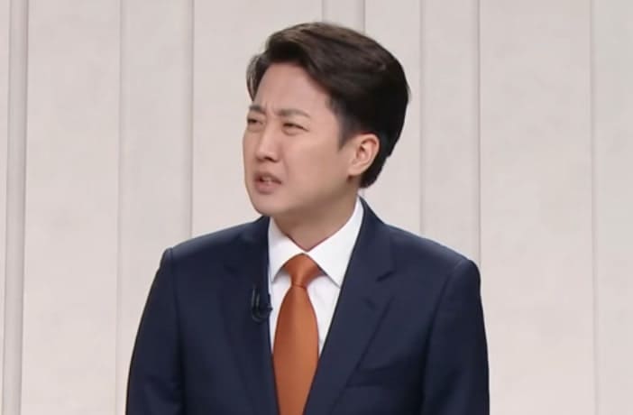 TV 토론중 발언하고있는 이준석 개혁신당 의원