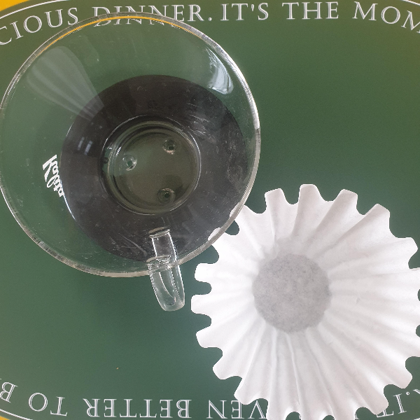 초록색 매트 위에 칼리타 웨이브 드리퍼와 흰색 필터