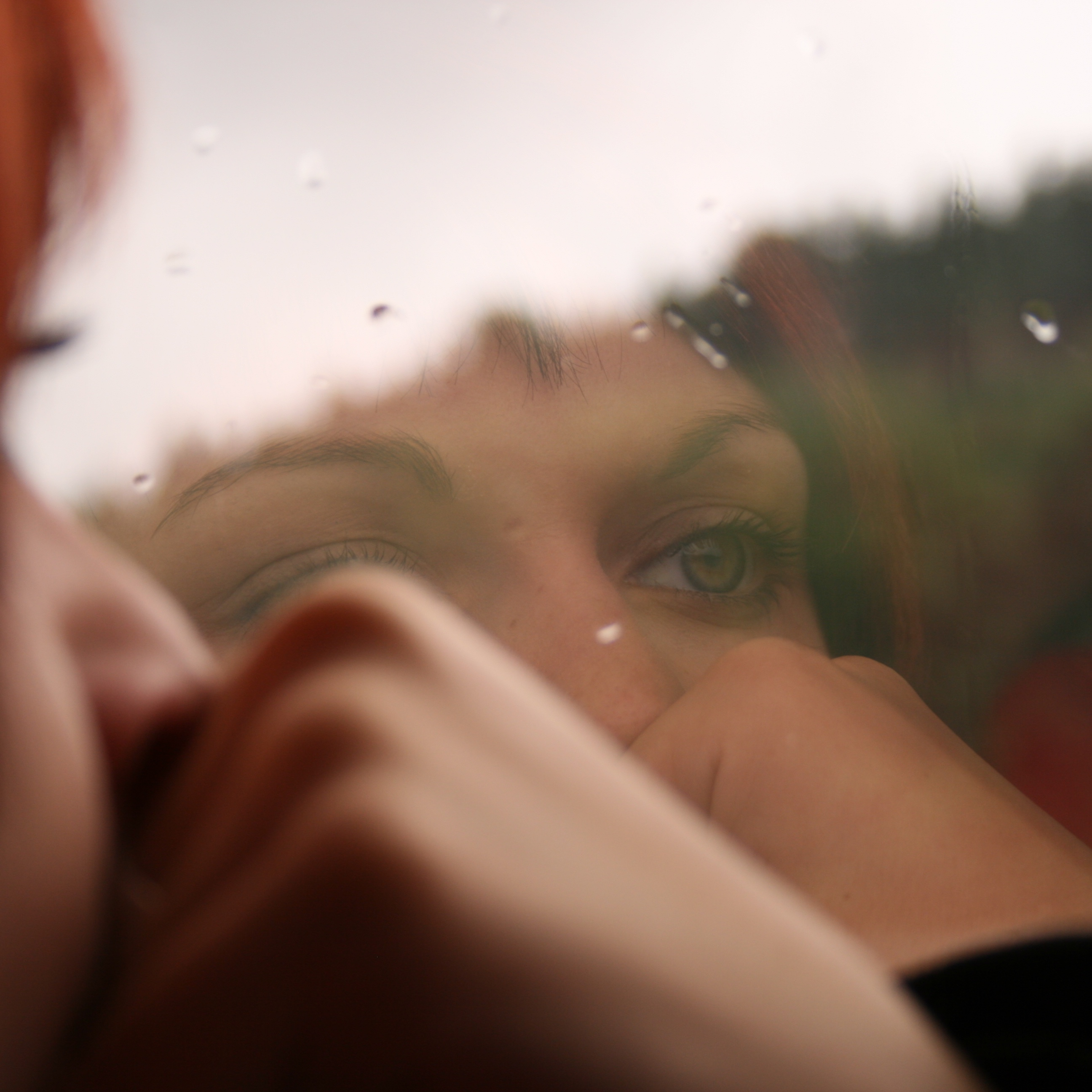 거울 속 고민하는 모습